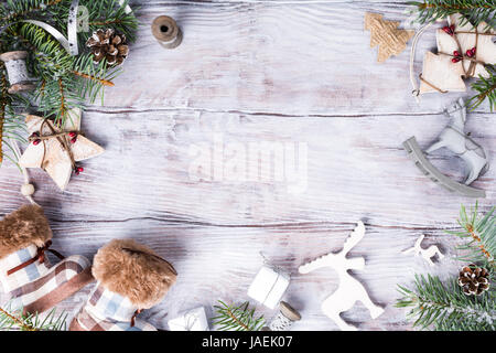 Weihnachten Hintergrund mit Tanne und Dekorationen. Stockfoto