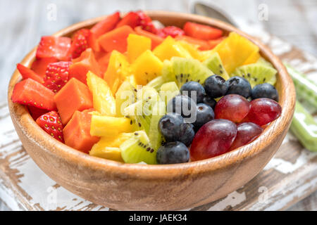 Frühstück Haferflocken für Kinder mit Regenbogen Früchten garniert Stockfoto