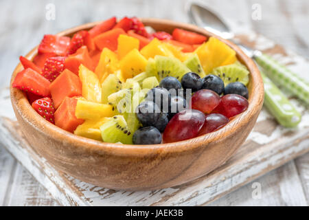 Frühstück Haferflocken für Kinder mit Regenbogen Früchten garniert Stockfoto