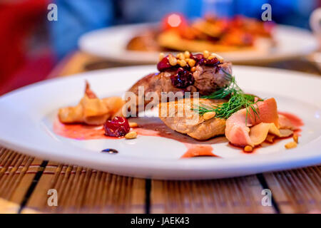 Gegrilltes Rindfleisch Medaillons mit Kirschsauce und Balsamico-Essig Stockfoto