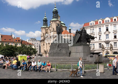 Touristen sitzen vor dem Jan-Hus-Denkmal in Prager Altstädter Ring Stockfoto