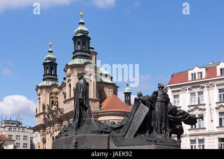 Jan Hus-Denkmal in Prag Altstädter Ring und St.-Nikolaus Kirche Stockfoto