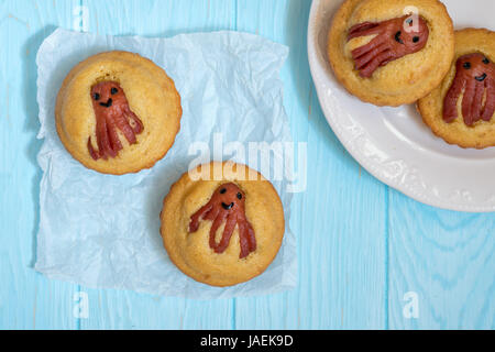 Kind lustig Essen. Maisbrot-Muffins mit Wurst Krake Stockfoto