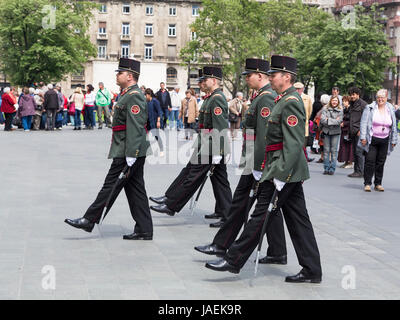 BUDAPEST, Ungarn - 3. Mai 2014: Präsentation der Garde der Ehre in der Nähe des Parlamentsgebäudes am 03 Mai 2014. Budapest. Ungarn Stockfoto