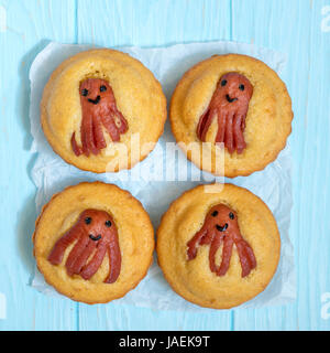 Kind lustig Essen. Maisbrot-Muffins mit Wurst Krake Stockfoto