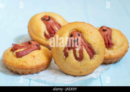 Kind lustig Essen. Maisbrot-Muffins mit Wurst Krake Stockfoto