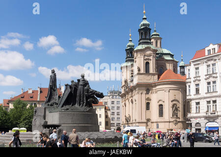 Jan Hus-Denkmal in Prag Altstädter Ring und St.-Nikolaus Kirche Stockfoto