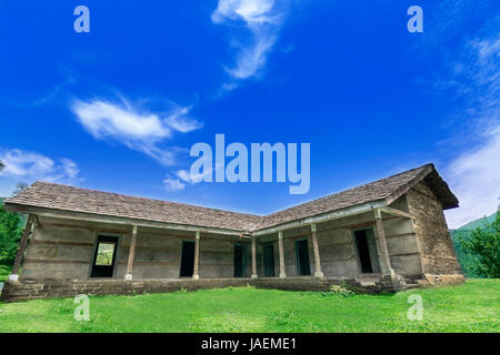 Ein altes verlassenes Haus aus Holz in der inneren Stadt von Himachal Pradesh namens Janjehli, Indien Stockfoto