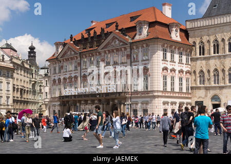 Kinský Palast auf dem Prager Altstädter Ring hat eine attraktive rosa und weißen Rokoko Fassade und ist derzeit eine Kunstgalerie (Národní Galerie) Stockfoto