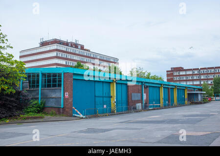 Busbahnhof von Crewe mit stillgestellten Garagen, abgerissen im juni 2022, wiederverwendet, mit Regierungsgebäuden im Hintergrund, Cishire UK Stockfoto