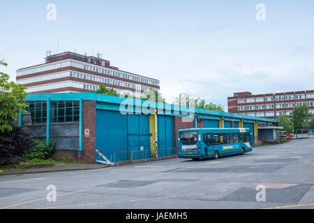 Busbahnhof von Crewe mit stillgestehender, abgerissene garage vom 2022. juni, wiederveraust, mit Regierungsgebäuden im Hintergrund, Cishire UK Stockfoto