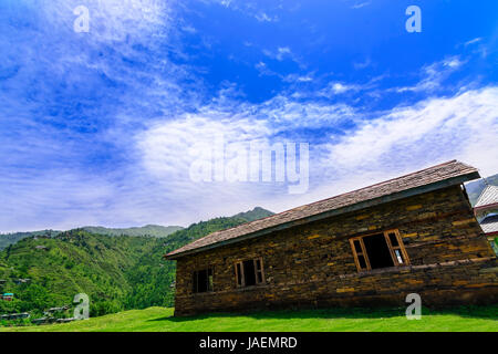 Idyllische und wunderschöne Landschaft mit einem alten verlassenen Holzhaus im Janjehli-Tal, Himachal Pradesh Stockfoto