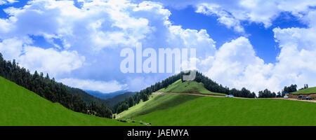 Herrlicher Panoramablick auf die schöne Landschaft von Janjheli Tal in der Nähe von Shikari Devi Tempel (der Jäger Göttin) in Himachal Pradesh Stockfoto