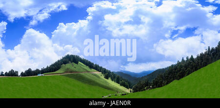 Herrlicher Panoramablick auf die schöne Landschaft von Janjheli Tal in der Nähe von Shikari Devi Tempel (der Jäger Göttin) in Himachal Pradesh Stockfoto