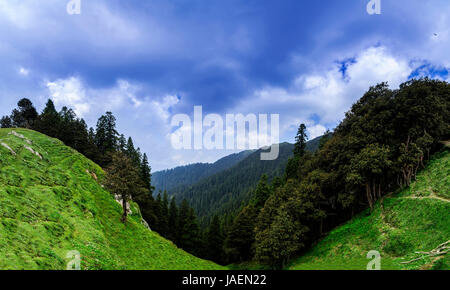 Herrlicher Panoramablick auf die schöne Landschaft von Janjheli Tal in der Nähe von Shikari Devi Tempel (der Jäger Göttin) in Himachal Pradesh Stockfoto