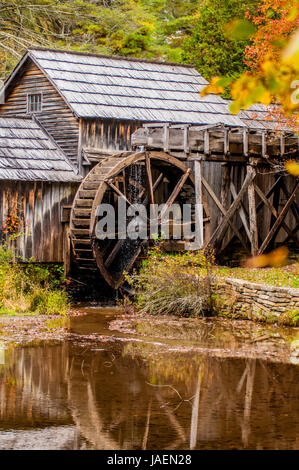Virginias Mabry Mill auf den Blue Ridge Parkway in der Herbst-Saison Stockfoto