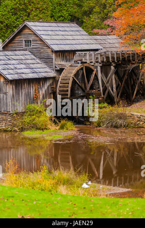 Virginias Mabry Mill auf den Blue Ridge Parkway in der Herbst-Saison Stockfoto