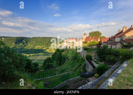 Frankreich, Jura, Chateau Chalon, "Les Plus beaux villages de France (Schönste Dörfer Frankreichs) am Morgen Stockfoto