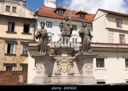 Statue des Heiligen Erlösers mit Cosmas und Damian - die Schutzheiligen der Medizin - Karlsbrücke, Prag Stockfoto