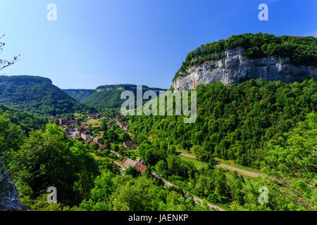 Frankreich, Jura, Baume les Messieurs, Les Plus beaux villages de France, Blick von der steephead reculee (Tal) der Haute Seille Stockfoto