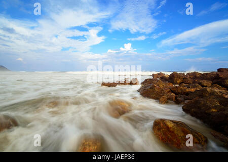 Die schöne seidige glatte Wasserwellen und Felsen am Yarada Beach, Visakhapatnam, Indien Stockfoto