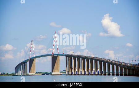 Fotografie von Saint Nazaire ausgesetzt Brücke über der Mündung des Flusses La Loire, Frankreich Stockfoto