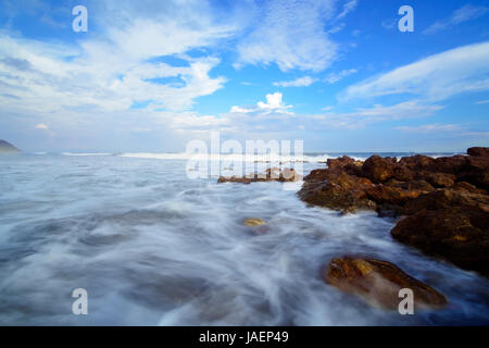 Die schöne seidige glatte Wasserwellen und Felsen am Yarada Beach, Visakhapatnam, Indien Stockfoto