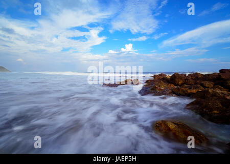 Die schöne seidige glatte Wasserwellen und Felsen am Yarada Beach, Visakhapatnam, Indien Stockfoto