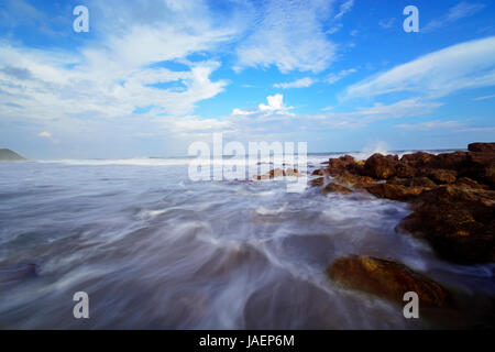 Die schöne seidige glatte Wasserwellen und Felsen am Yarada Beach, Visakhapatnam, Indien Stockfoto