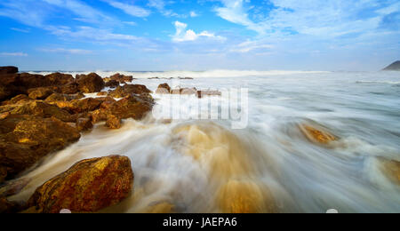 Die schöne seidige glatte Wasserwellen und Felsen am Yarada Beach, Visakhapatnam, Indien Stockfoto