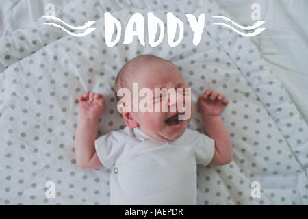 Neugeborenes Baby auf Bett liegend, Weinen. Vatertag. Stockfoto