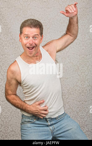 Tanzende kaukasischen Mann in Jeans und Unterhemd Stockfoto