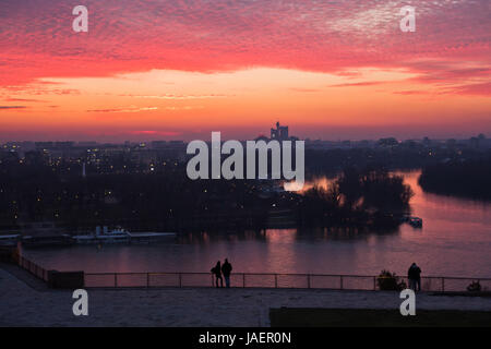Dramatische farbenprächtigen Sonnenuntergang über dem Zusammenfluss von Donau und Sava Fluß in Belgrad, Serbien Stockfoto