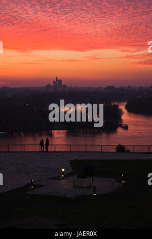 Dramatische farbenprächtigen Sonnenuntergang über dem Zusammenfluss von Donau und Sava Fluß in Belgrad, Serbien Stockfoto