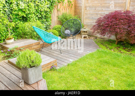 Kleine moderne Terrasse in einem modernen Stadtgarten Stockfoto