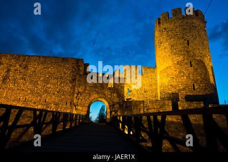 Turm und hölzerne Brücke der Kalemegdan-Festung in der Dämmerung in Belgrad, Serbien Stockfoto