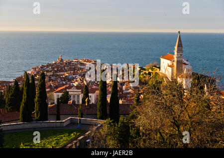 Panoramablick auf der Adria von dem Hügel über der Stadt Piran in Istrien, Slowenien Stockfoto