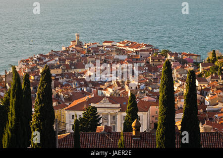 Panoramablick auf der Adria von dem Hügel über der Stadt Piran in Istrien, Slowenien Stockfoto