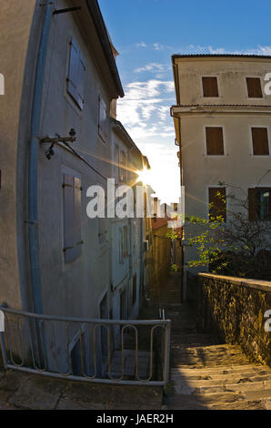 Alte Häuser in Gassen von Piran, kleine Küstenstadt in Istrien, Slowenien Stockfoto