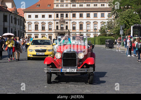 Touristen, die sightseeing in einer Oldtimer Alfa Romeo Spider-Limousine auf eine Tour durch Prag Stadtzentrum Stockfoto