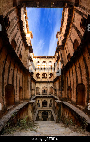 Panorama des berühmten Stufenbrunnen / Baori, befindet sich im Dorf Neemrana, Rajasthan, Indien Stockfoto