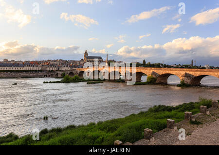 Frankreich, Maine et Loire, Blois, Loire, Jacques Gabriel Brücke am Abend Stockfoto