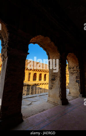 Gänge des berühmten Stufenbrunnen / Baori, befindet sich in unbekanntes Dorf in Rajasthan, Indien Stockfoto