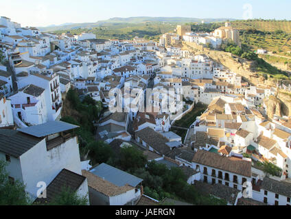 Weiß getünchten Gebäuden auf Hügel im Dorf Setenil de Las Bodegas, Provinz Cadiz, Spanien Stockfoto