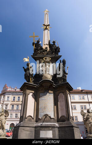 Die Säule der Hl. Dreifaltigkeit (Morový Sloup Nejsvĕtĕjší Trojice) ist eine Barocke Pestsäule auf Malostranské Platz in Prag. Stockfoto