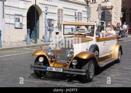 Touristen, die sightseeing in einer Oldtimer Alfa Romeo Spider-Limousine auf eine Tour durch Prag Stadtzentrum Stockfoto