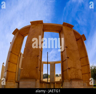 Historische astronomische instrument Rama Yantra (Doppelzylinder Instrument, das Azimut und Höhe der Himmelskörper misst) bei Jantar Mantar, Stockfoto