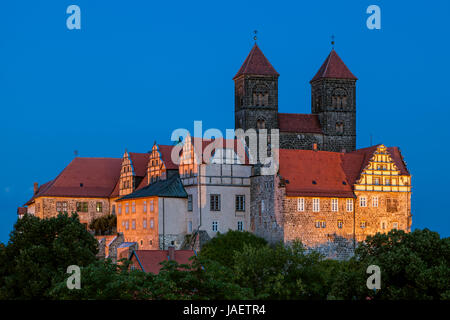 Stiftskirche St. Servatius Quedlinburg in der Dämmerung Stockfoto