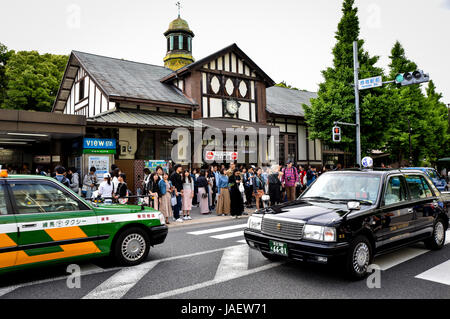 Taxis auerhalb Harajuku Staion, Tokyo, Japan Stockfoto