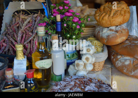 Catering Buffet Essen indoor Luxus-Restaurant mit Pasta Spaghetti Brot bunten Obst und Gemüse mit Blumendekoration im Hintergrund Stockfoto